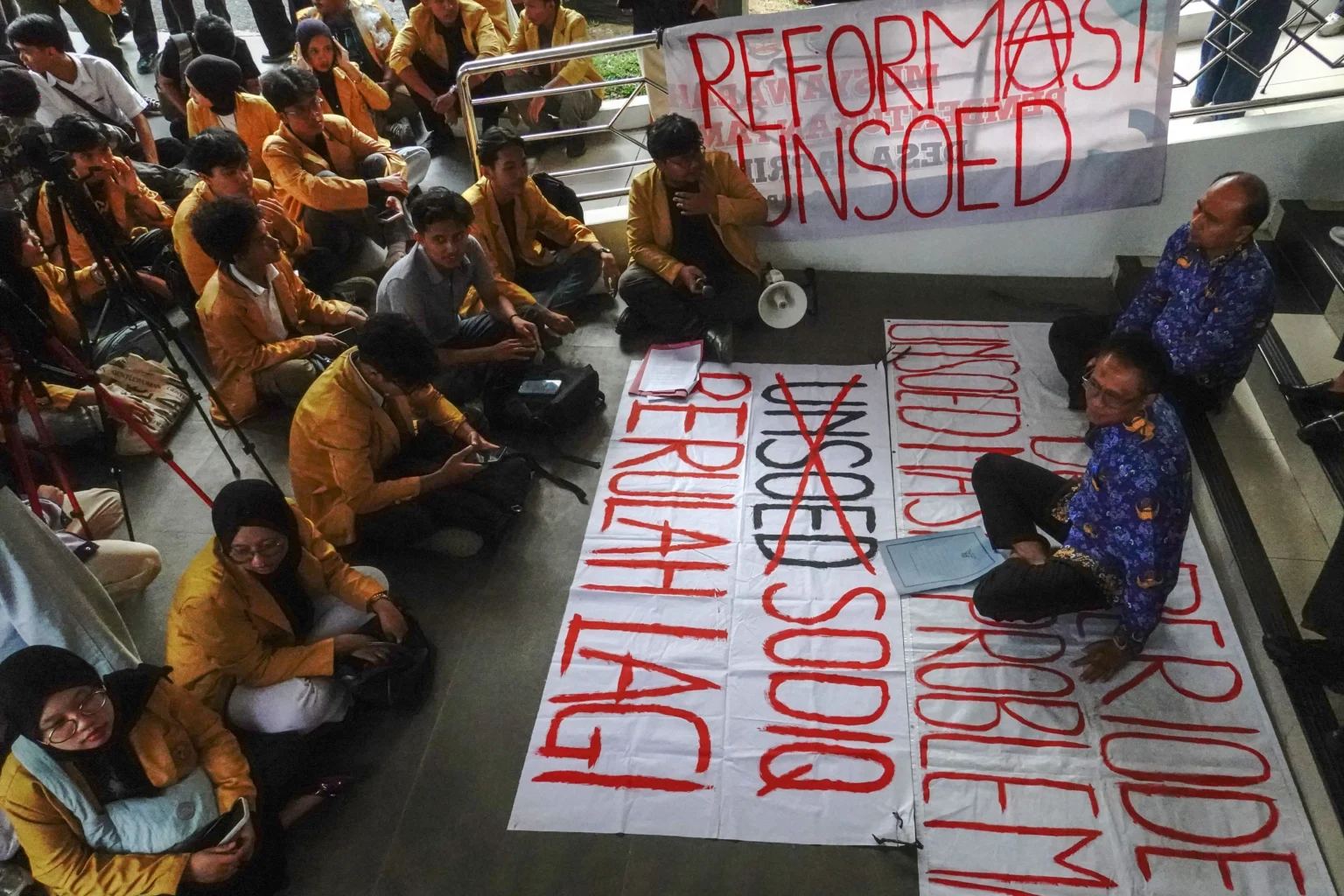 Plt Rektor Universitas Jenderal Soedirman (Unsoed) Prof Ali Rokhman (kanan) berdiskusi dengan mahasiswa terkait delapan tuntutan Aliansi Mahasiswa Unsoed soal transparansi dan evaluasi birokrasi kampus di halaman Gedung Rektorat Unsoed, Purwokerto, Banyumas, Jawa Tengah, Kamis (27/8/2026).