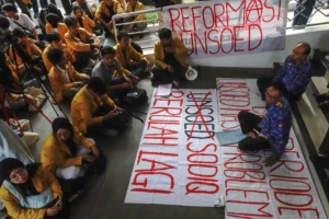 Plt Rektor Universitas Jenderal Soedirman (Unsoed) Prof Ali Rokhman (kanan) berdiskusi dengan mahasiswa terkait delapan tuntutan Aliansi Mahasiswa Unsoed soal transparansi dan evaluasi birokrasi kampus di halaman Gedung Rektorat Unsoed, Purwokerto, Banyumas, Jawa Tengah, Kamis (27/8/2026).
