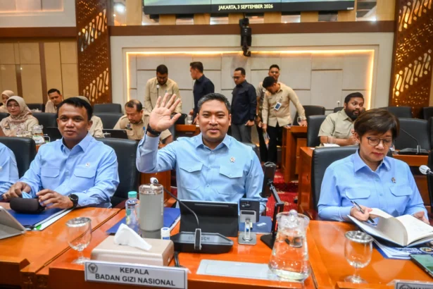 Kepala Badan Gizi Nasional (BGN) Sudaryono (tengah) didampingi Wakil Kepala BGN Trenggono (kiri) dan Agustina Arumsari (kanan) bersiap mengikuti rapat kerja dengan Komisi IX DPR di Kompleks Parlemen, Senayan, Jakarta, Kamis (3/9/2026).