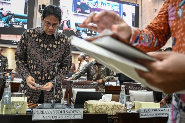 Menteri Keuangan Purbaya Yudhi Sadewa (kiri) bersiap mengikuti rapat kerja bersama Komisi XI DPR dengan agenda membahas pengantar Rencana Kerja Anggaran (RKA) Kementerian Keuangan tahun 2027 di Kompleks Parlemen, Jakarta, Senin (7/9/2026).