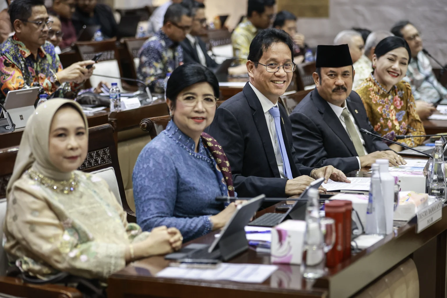Menteri Keuangan Purbaya Yudhi Sadewa (tengah) bersama Menteri PPN/Kepala Bappenas Rachmat Pambudy (kedua kanan), Pejabat Gubernur Sementara (PGS) Bank Indonesia (BI) Destry Damayanti (kedua kiri), Deputi Gubernur BI Aida S. Budiman (kiri), dan Ketua Dewan Komisioner OJK Friderica Widyasari Dewi (kanan) bersiap mengikuti rapat kerja dengan Komisi XI DPR di Kompleks Parlemen, Senayan, Jakarta, Rabu (2/9/2026).