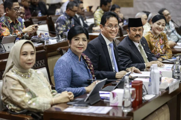 Menteri Keuangan Purbaya Yudhi Sadewa (tengah) bersama Menteri PPN/Kepala Bappenas Rachmat Pambudy (kedua kanan), Pejabat Gubernur Sementara (PGS) Bank Indonesia (BI) Destry Damayanti (kedua kiri), Deputi Gubernur BI Aida S. Budiman (kiri), dan Ketua Dewan Komisioner OJK Friderica Widyasari Dewi (kanan) bersiap mengikuti rapat kerja dengan Komisi XI DPR di Kompleks Parlemen, Senayan, Jakarta, Rabu (2/9/2026).