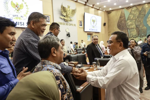 Menteri Lingkungan Hidup/Kepala Badan Pengendalian Lingkungan Hidup Moh Jumhur Hidayat (kanan) berjabat tangan dengan sejumlah anggota Komisi XII DPR usai rapat kerja di Kompleks Parlemen, Senayan, Jakarta, Rabu (2/9/2026).