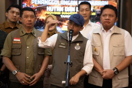 Menteri Kehutanan Raja Juli Antoni (tengah) didampingi Kepala Badan Nasional Penanggulangan Bencana (BNPB) Letjen TNI Suharyanto (kedua kiri), Gubernur Sumatera Sleatn Herman Deru (kanan), Bupati Kabupaten Ogan Ilir (OI) Panca Wijaya Akbar (kiri), Wakil Bupati Kabupaten Banyuasin Netta Indian (ketiga kiri) dan Bupati Kabupaten PALI Asgianto (kedua kanan) menjawab pertanyaan wartawan usai rapat kordinasi penanganan kebakaran hutan dan lahan (Karhutla) Sumatera Selatan di Griya Agung, Palembang, Sumatera Selatan, Senin (31/8/2026). Rapat tersebut membahas penanganan karhutla dan penegakan hukum terhadap perusahaan yang sengaja melakukan pembakaran lahan di daerah tersebut untuk memastikan proses penanganan berjalan cepat dan tepat. ANTARA FOTO/Nova Wahyudi