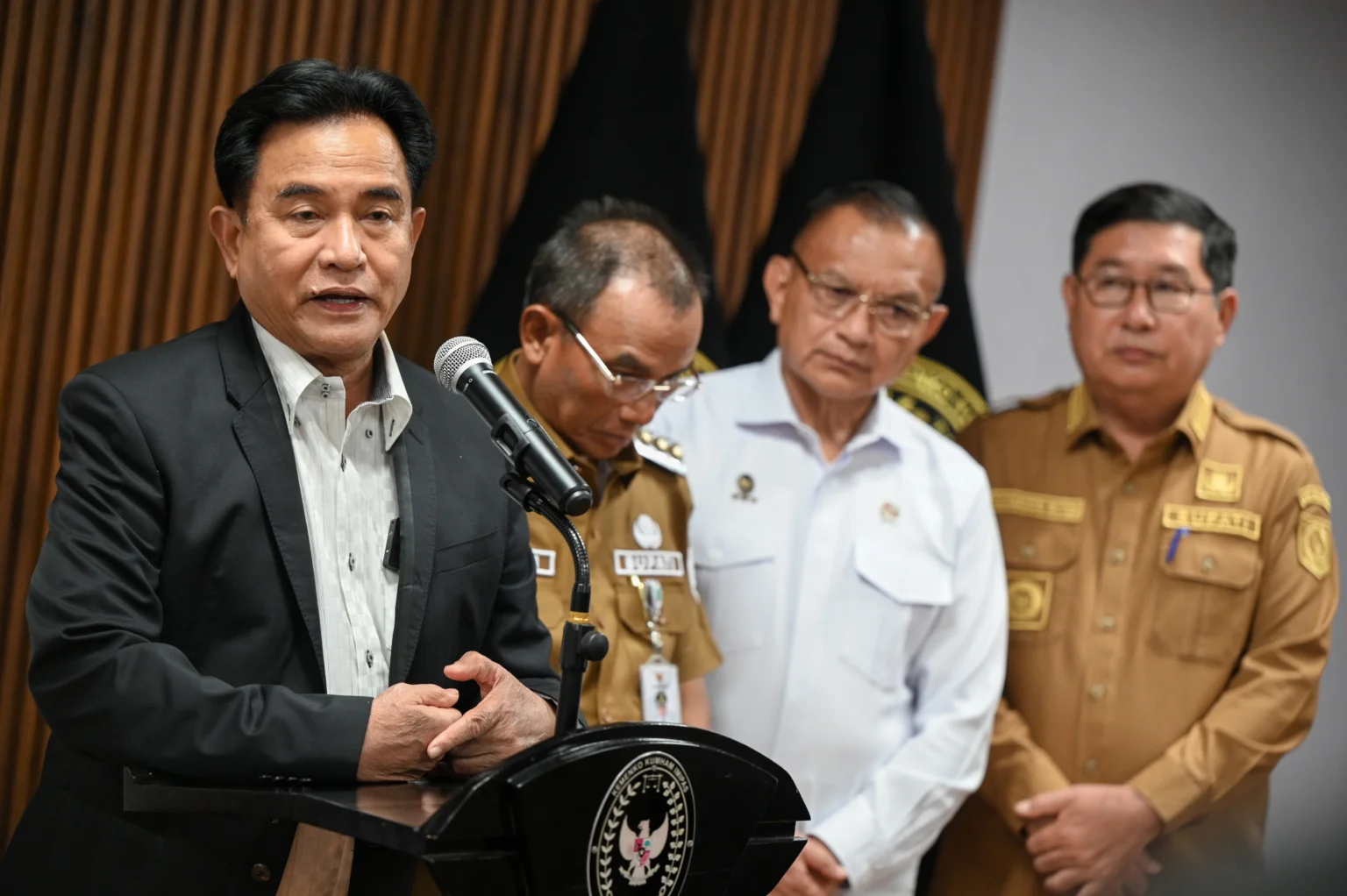Menko Kumham Imipas Yusril Ihza Mahendra (kiri), didampingi Wakil Menteri Koordinator Politik dan Keamanan Lodewijk Freidrich Paulus (kedua kanan), Bupati Belitung Djoni Alamsyah Hidayat (kedua kiri), dan Bupati Belitung Timur Kamarudin Muten (kanan) memberikan keterangan terkait langkah penyelesaian terpadu atas permasalahan hukum dan situasi wilayah operasi PT Timah Tbk di Belitung seusai rapat koordinasi di Jakarta, Selasa (18/8/2026).