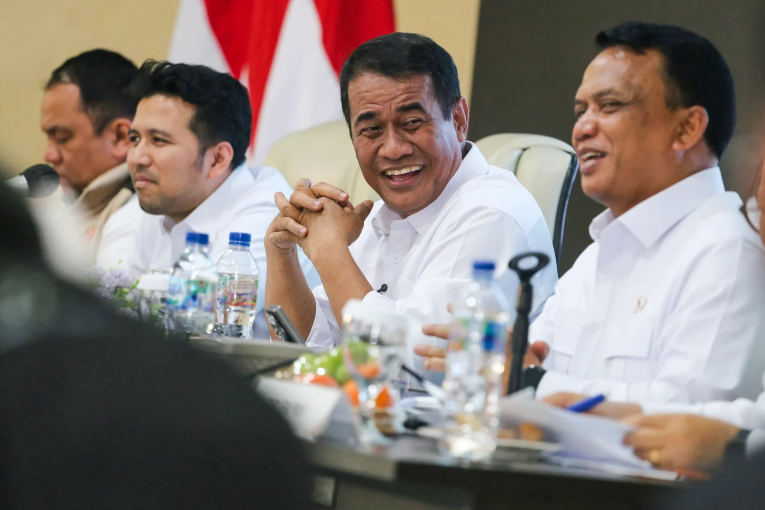 Menteri Pertanian Andi Amran Sulaiman (kedua kanan) bersama Wakil Kepala Badan Gizi Nasional Trenggono (kanan), Wakil Gubernur Jatim Emil Elestianto Dardak (kedua kiri) serta perwakilan Satgas Pangan Kombes Pol Dery Agung Wijaya (kiri) memimpin rapat koordinasi perunggasan di Graha Vetma, Pusat Veteriner Farma (Pusvetma), Surabaya, Jawa Timur, Selasa (11/8/2026).