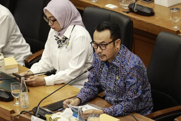 Dirut Pertamina Patra Niaga Mars Ega Legowo Putra (kanan) bersama Dirjen Energi Baru, Terbarukan, dan Konservasi Energi (EBTKE) Kementerian ESDM Eniya Listiani Dewi (kiri) menyampaikan paparan dalam Rapat Dengar Pendapat (RDP) dengan Komisi XII DPR di Kompleks Parlemen, Senayan, Jakarta, Selasa (8/9/2026).