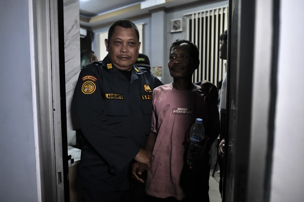 Petugas Satuan Polisi Kehutanan Reaksi Cepat (SPORC) Balai Penegakan Hukum Kehutanan Wilayah Sumatera menggiring terduga pelaku pembakar lahan (kanan) setibanya di Makorem 042/Garuda Putih, Jambi, Rabu (2/9/2026).