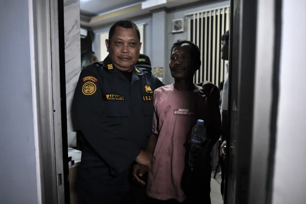 Petugas Satuan Polisi Kehutanan Reaksi Cepat (SPORC) Balai Penegakan Hukum Kehutanan Wilayah Sumatera menggiring terduga pelaku pembakar lahan (kanan) setibanya di Makorem 042/Garuda Putih, Jambi, Rabu (2/9/2026).