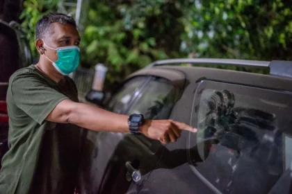 Warga menunjukkan abu vulkanik di Pasauran, Kabupaten Serang, Banten, Sabtu (5/9/2026).