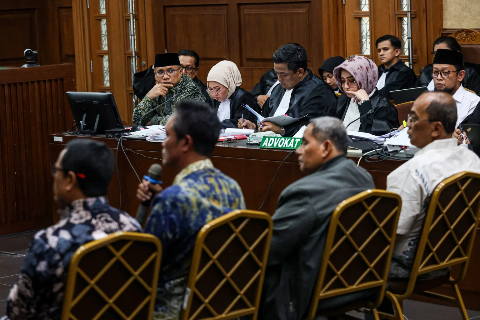 Terdakwa kasus dugaan tindak pidana korupsi pada pembagian kuota dan penyelenggaraan haji di Kementerian Agama (Kemenag) tahun 2023-2024 Yaqut Cholil Qoumas (kiri) dan Abidal Azis alias Gus Alex (kanan) mendengarkan keterangan saksi saat sidang lanjutan di Pengadilan Tipikor, Jakarta, Kamis (3/9/2026).