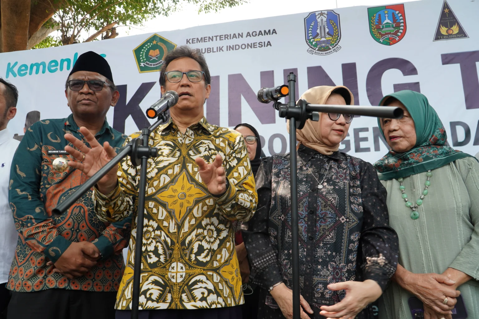 Menteri Kesehatan Budi Gunadi Sadikin (kedua kiri) didampingi Kepala Dinas Kesehatan Jombang Hexawan Tjahja Widada (kiri) menjawab pertanyaan wartawan usai meninjau program Cek Kesehatan Gratis (CKG) terintegrasi dengan skrining tuberkulosis (TB) massal di SMA A Wahid Hasyim Ponpes Tebuireng Jombang, Jawa Timur