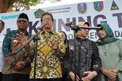 Menteri Kesehatan Budi Gunadi Sadikin (kedua kiri) didampingi Kepala Dinas Kesehatan Jombang Hexawan Tjahja Widada (kiri) menjawab pertanyaan wartawan usai meninjau program Cek Kesehatan Gratis (CKG) terintegrasi dengan skrining tuberkulosis (TB) massal di SMA A Wahid Hasyim Ponpes Tebuireng Jombang, Jawa Timur