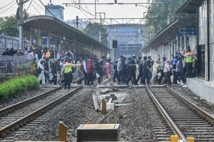 Penumpang menyeberangi Stasiun Karet, Jakarta, Senin (31/8/2026). Stasiun Karet akan menghentikan layanan naik dan turun penumpang Commuter Line Jabodetabek mulai Selasa (1/9/2026)