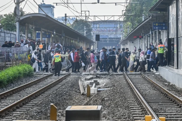 Penumpang menyeberangi Stasiun Karet, Jakarta, Senin (31/8/2026). Stasiun Karet akan menghentikan layanan naik dan turun penumpang Commuter Line Jabodetabek mulai Selasa (1/9/2026)