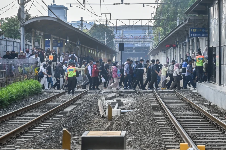 Penumpang menyeberangi Stasiun Karet, Jakarta, Senin (31/8/2026). Stasiun Karet akan menghentikan layanan naik dan turun penumpang Commuter Line Jabodetabek mulai Selasa (1/9/2026)
