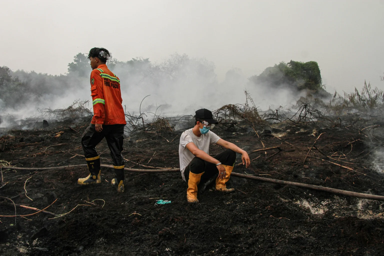 Petugas beristirahat sejenak saat pemadaman kebakaran lahan gambut di Kecamatan Pahandut, Palangka Raya, Kalimantan Tengah, Rabu (2/9/2026).