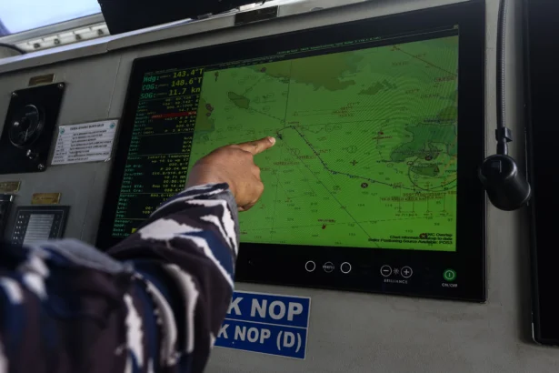 Prajurit TNI AL awak KRI Kerambit-627 menunjukkan sistem navigasi saat operasi pencarian kapal cepat yang hilang kontak di Perairan Selat Sunda, Kabupaten Lampung Selatan, Lampung, Kamis (10/9/2026).