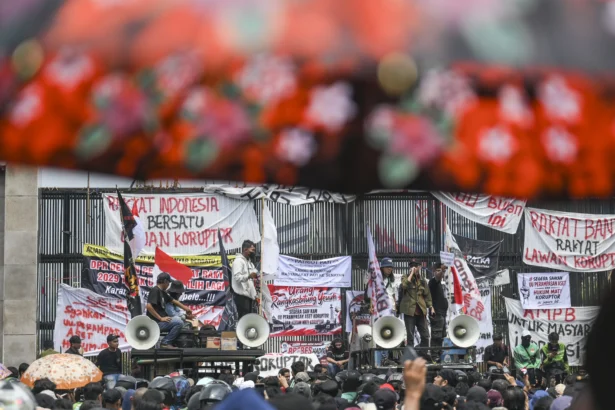 Aliansi Masyarakat Pati Bersatu (AMPB) berunjuk rasa di depan Gedung MPR/DPR/DPD di Jakarta, Kamis (27/8/2026).