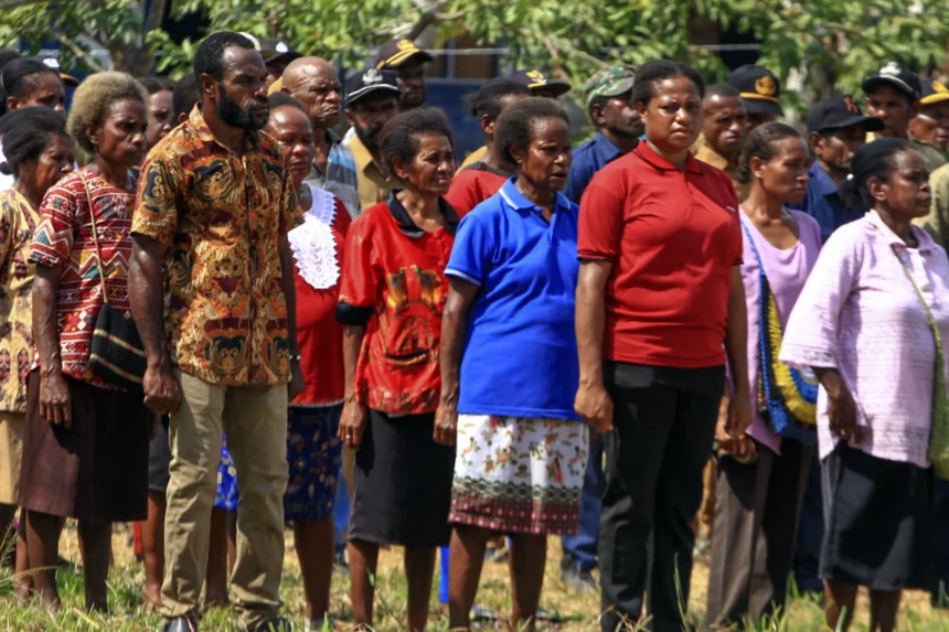 Sejumlah warga mengikuti upacara HUT ke-81 Kemerdekaan Republik Indonesia di Kampung Mugim, Distrik Metemani, Kabupaten Sorong Selatan, Papua Barat Daya, Senin (17/8/2026).
