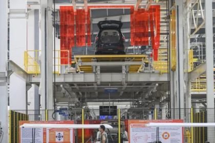 Seorang pekerja melintas di fasilitas produksi kendaraan listrik BYD di Subang, Jawa Barat