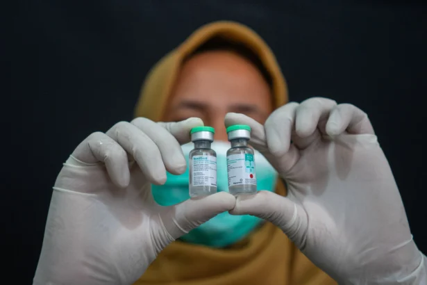Petugas kesehatan menunjukkan vaksin Human Papillomavirus (HPV) di SLB/E Prayuwana, Kraton, Yogyakarta