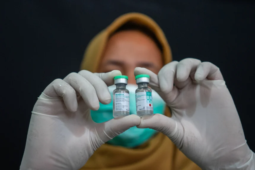 Petugas kesehatan menunjukkan vaksin Human Papillomavirus (HPV) di SLB/E Prayuwana, Kraton, Yogyakarta