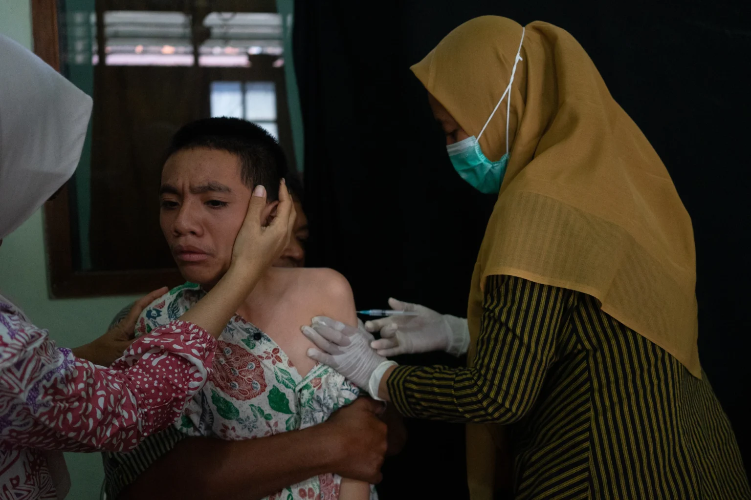 Petugas kesehatan menyuntikkan vaksin Human Papillomavirus (HPV) kepada pelajar di SLB/E Prayuwana, Kraton, Yogyakarta