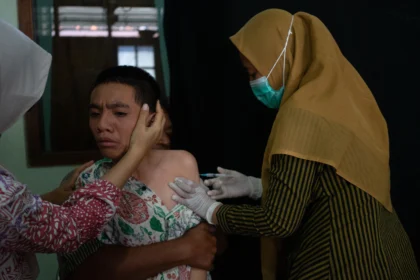Petugas kesehatan menyuntikkan vaksin Human Papillomavirus (HPV) kepada pelajar di SLB/E Prayuwana, Kraton, Yogyakarta