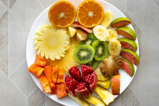 Sepiring buah-buahan
