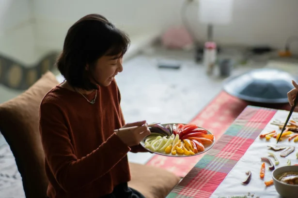 Ilustrasi makan buah