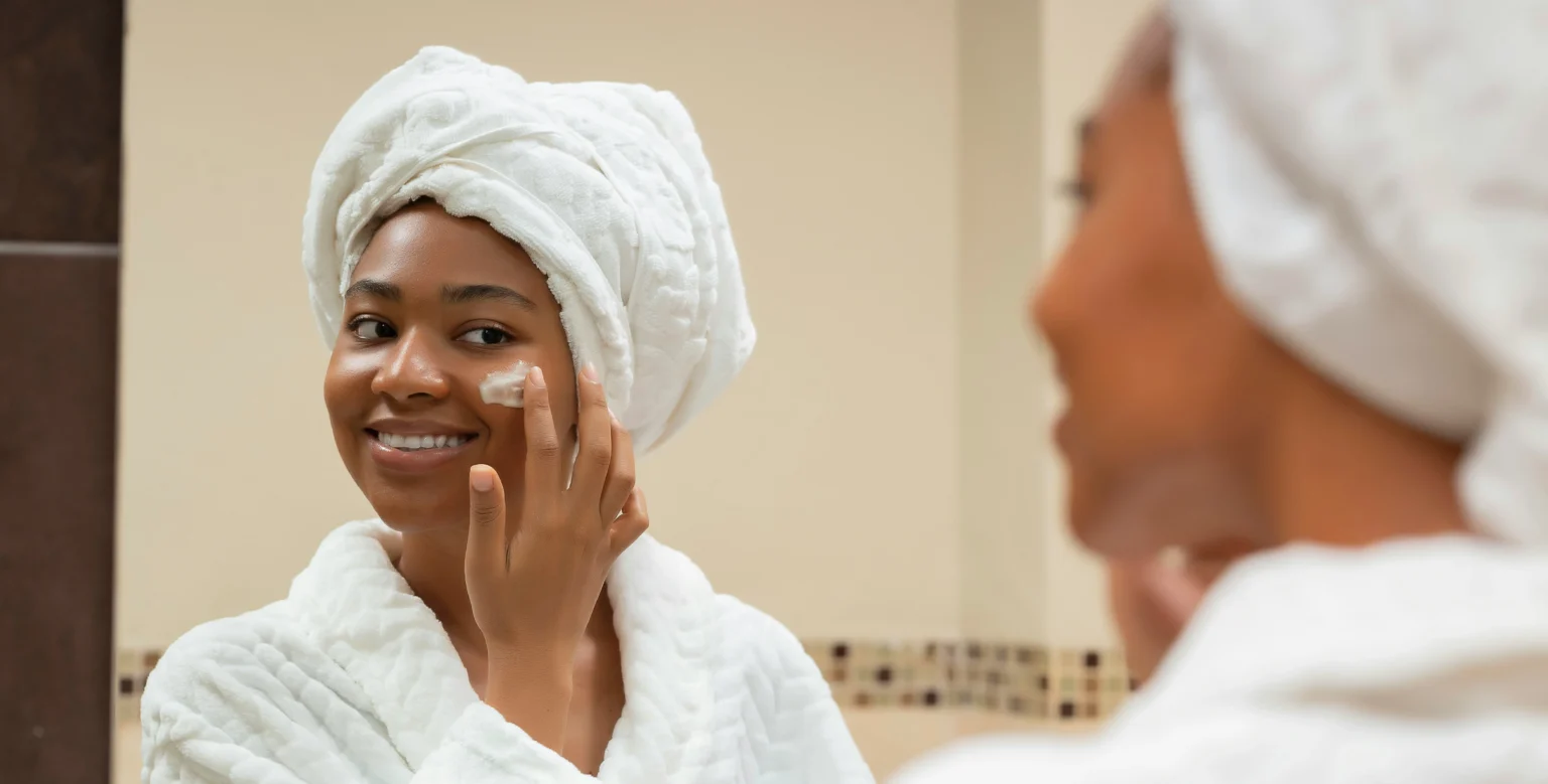 Ilustrasi memakai skincare
