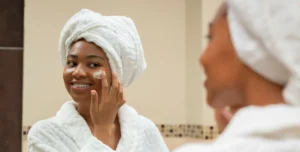 Ilustrasi memakai skincare