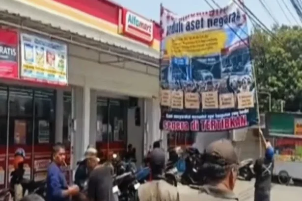 Alfamart di Desa Cihideung Ilir, Kecamatan Ciampea, Kabupaten Bogor