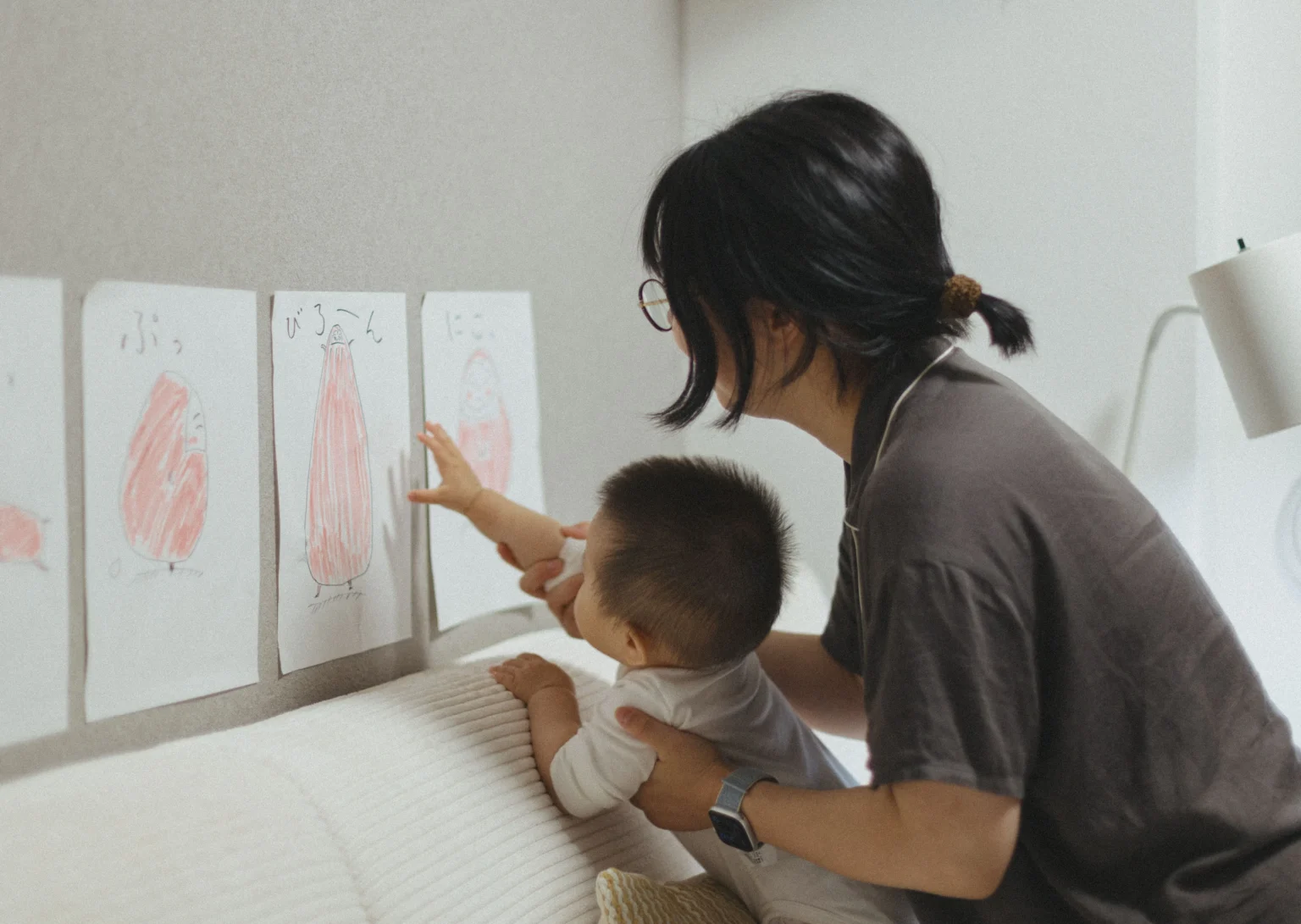 Ilustrasi seorang balita bersama ibunya