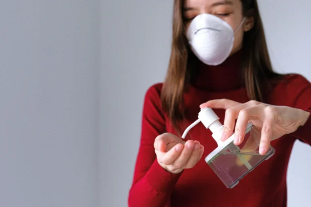 Seorang wanita yang mengenakan masker
