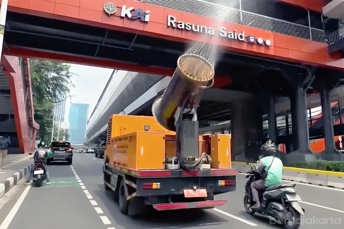 Kendaraan water mist yang dikerahkan Pemprov DKI Jakarta